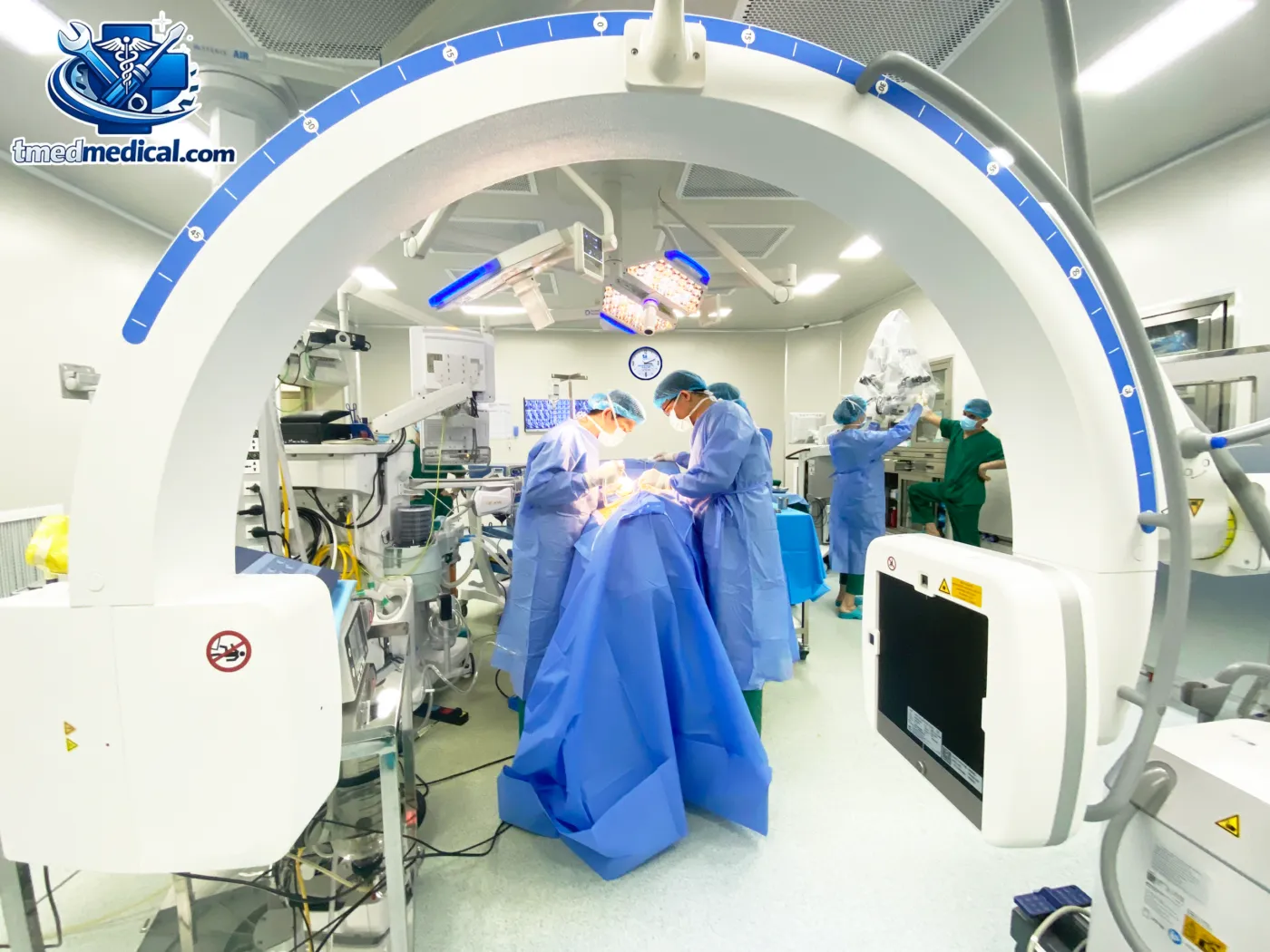 thiết bị y tế hiện đại hỗ trợ theo dõi và chăm sóc sức khỏe gia đình